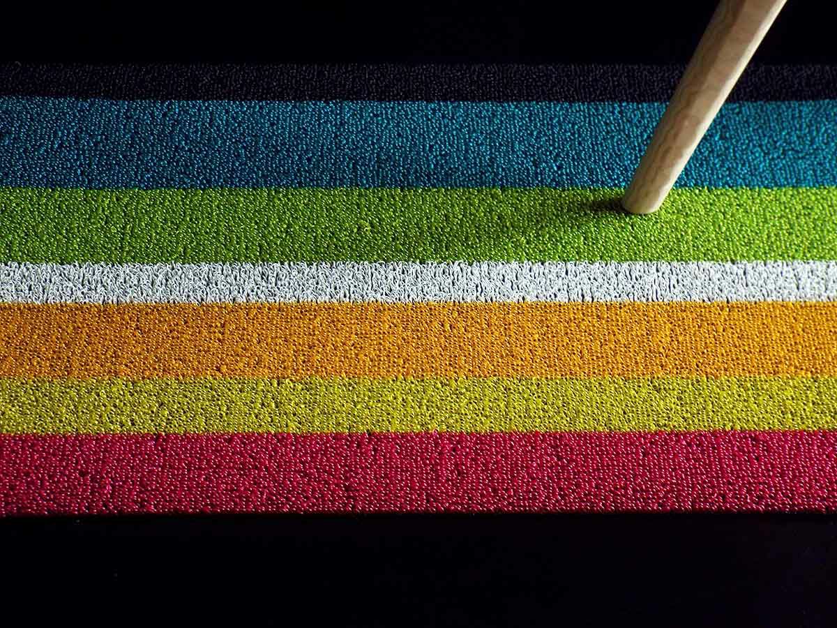 チルウィッチのマルチカラーのボーダー柄で、PVC撥水素材のマンションのバルコニー屋外玄関マット