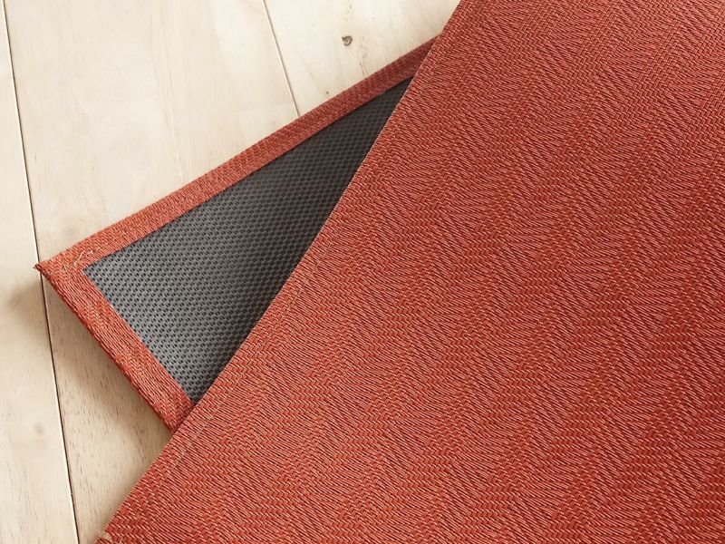 チルウィッチのフロアマット アロー柄 パプリカ色　テラコッタ色の三角形の幾何学模様　玄関マット　キッチンマット