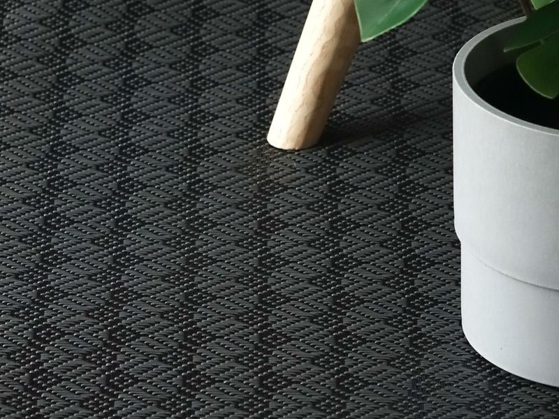 チルウィッチのフロアマット スイング柄 ナイト色　小さい半円の連続模様　光沢のある黒