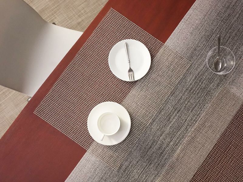 茶色のテーブルに合わせたシルバーと光に反射する光沢糸のランチョンマットと濃淡グレイの絣のテーブルランナーのコーディネート