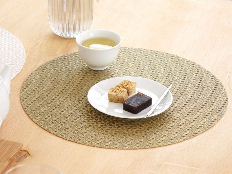 真鍮のようなゴールドで多面体のテクスチャーの円形ランチョンマット