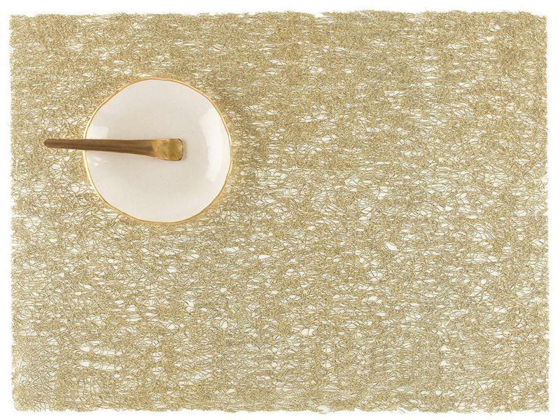 チルウィッチの長方形のランチョンマットの中で最もラグジュアリーなレースの繊細さと金属光沢を兼ね備えたゴールドのデザイン