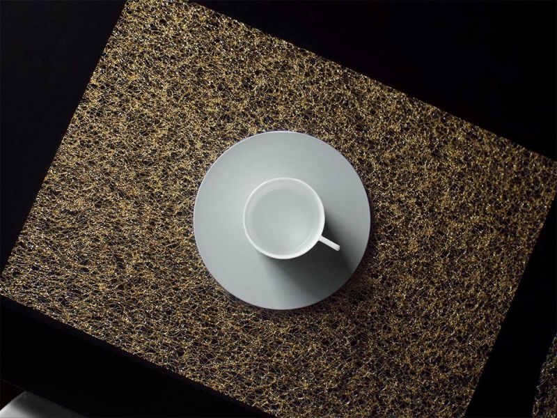 チルウィッチの長方形のランチョンマットの中で最もラグジュアリーなレースの繊細さと金属光沢を兼ね備えたゴールドのデザイン