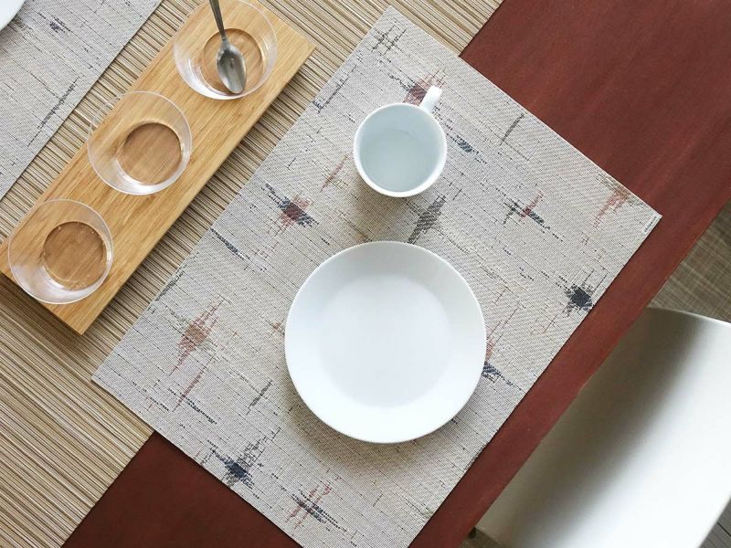 オークのテーブルに合わせた毛織物のギャベのようなデザインのベージュのランチョンマット