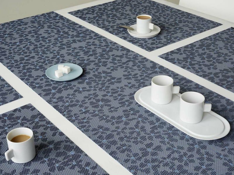 白のテーブルに合わせたダークブルーの小花模様のチルウィッチのテーブルランナーとランチョンマット