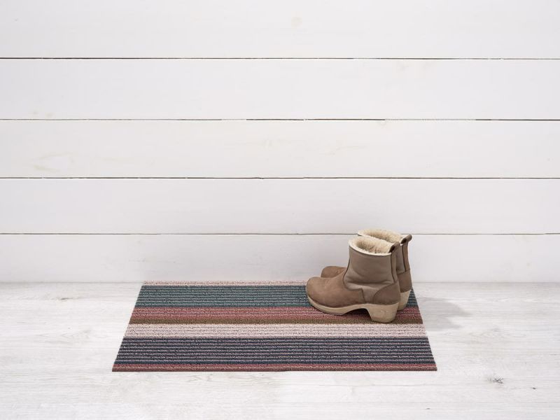 チルウィッチの玄関・キッチンマット　Pleat Stripe柄 Raspberry色
