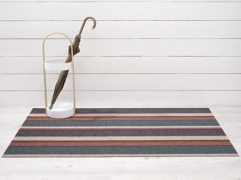 チルウィッチの玄関・キッチンマット　Pleat Stripe柄 Raspberry色