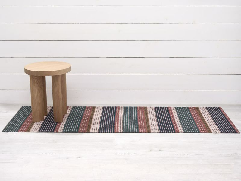 チルウィッチの玄関・キッチンマット　Pleat Stripe柄 Raspberry色
