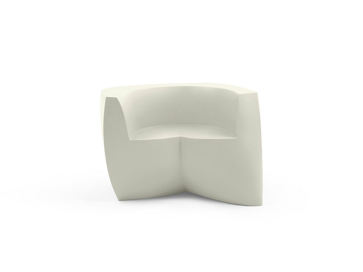 フランクゲーリーの樹脂製のパーソナルチェア　屋外使用可